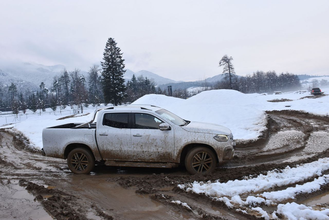 Z Mercedesom po blatu in snegu