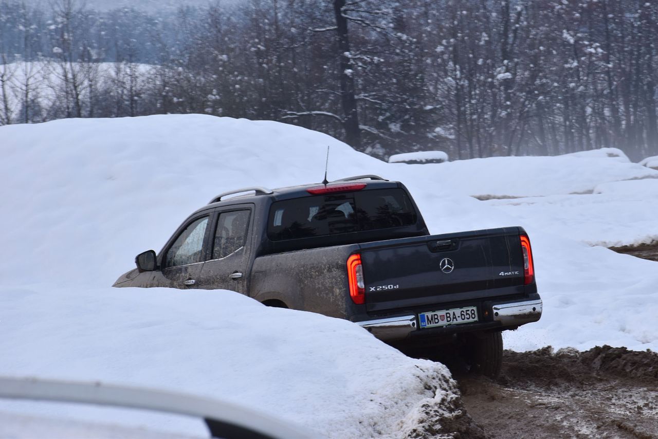Z Mercedesom po blatu in snegu