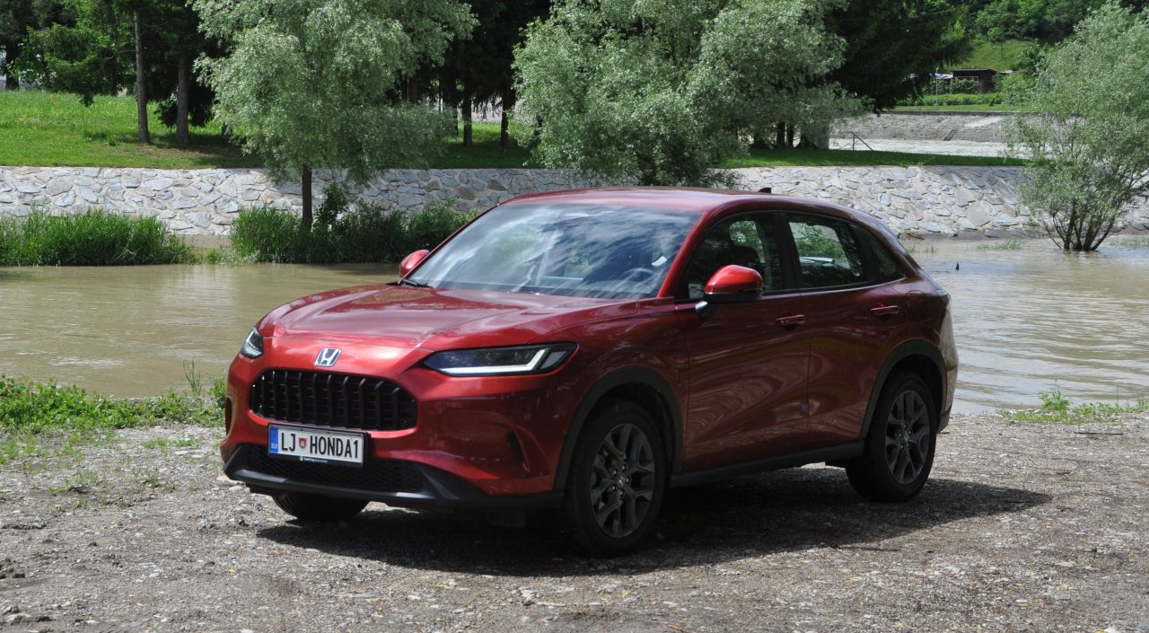 Honda ZR-V je avto, ki ga voznik enostavno vozi in (se) vozi enostavno.