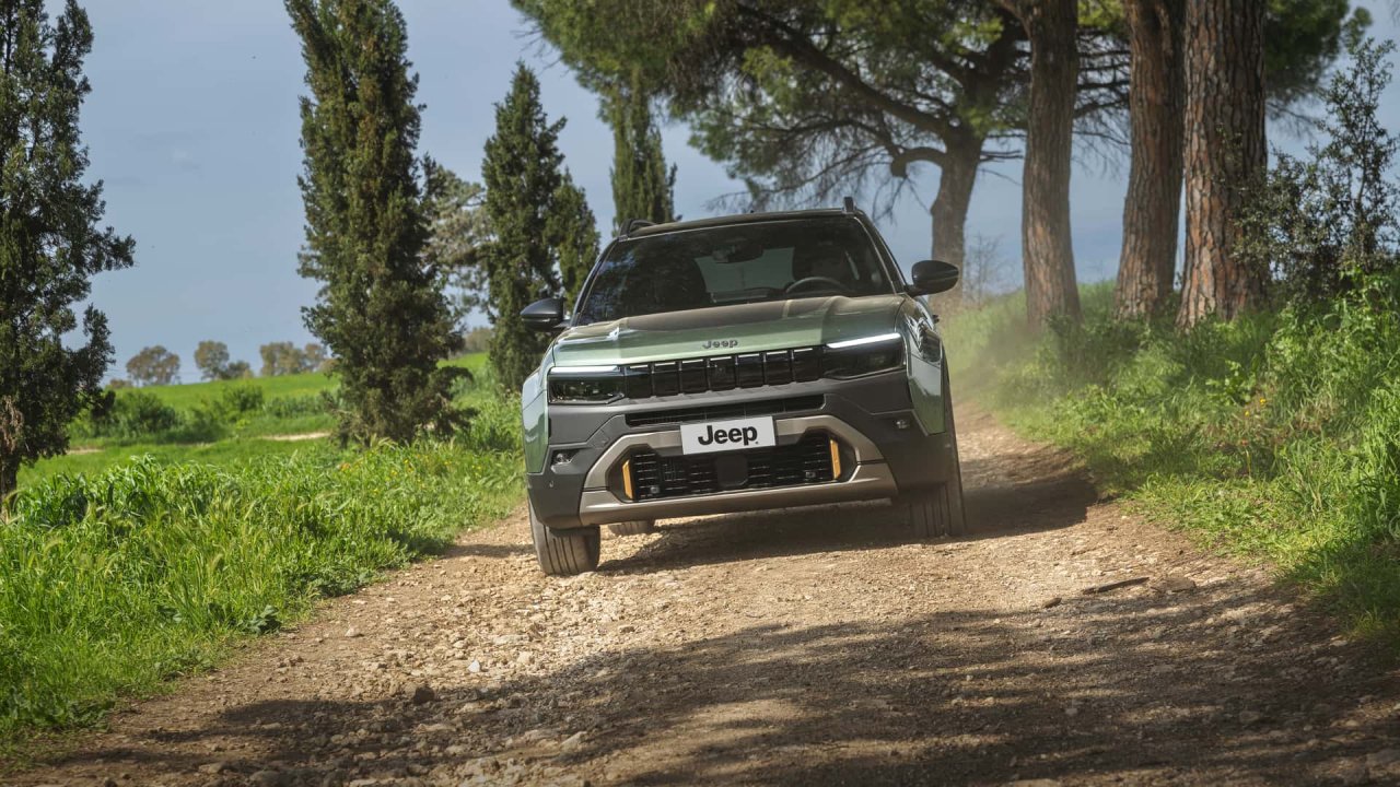 Jeep Avenger po prenovi z osvetljeno masko in jubilejno serijo